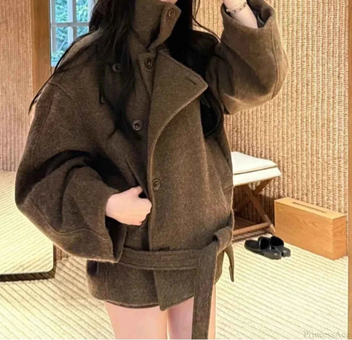 Legerer Wollmantel mit Schnürung und elegantem hohen Kragen