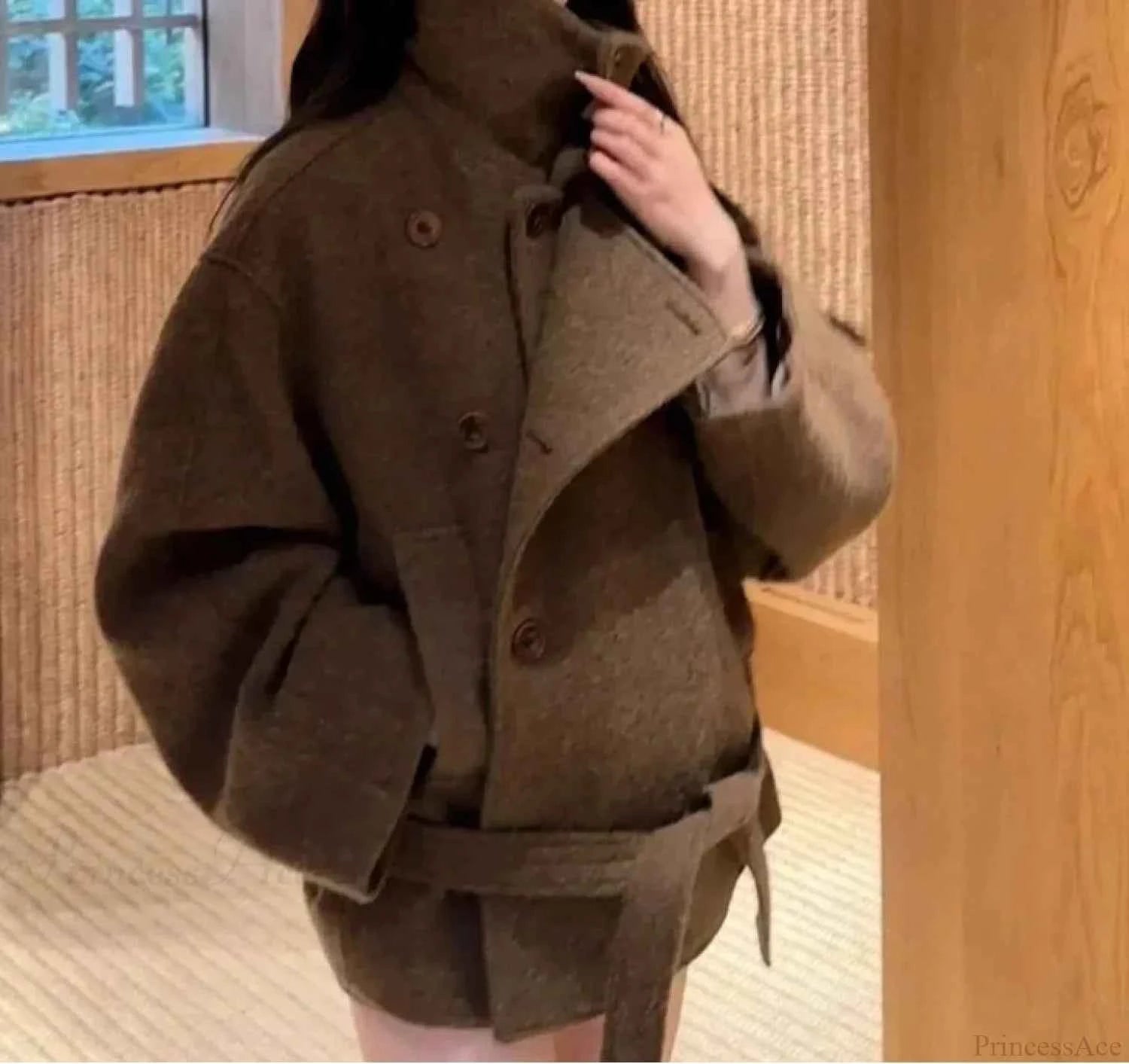 Legerer Wollmantel mit Schnürung und elegantem hohen Kragen