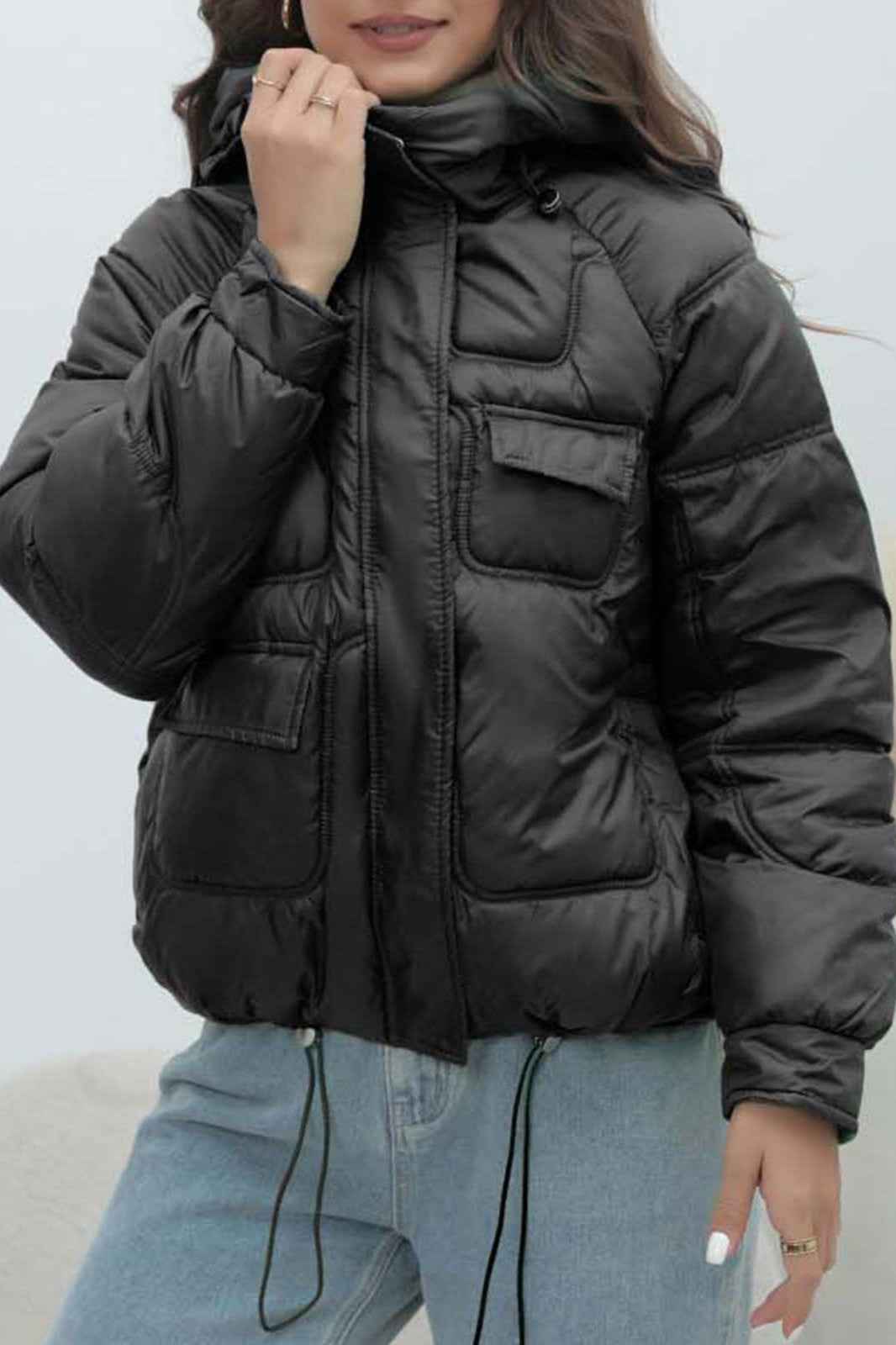 Gestepfte Jacke mit hohem Kragen in lebendigen Farben für einen trendigen Look