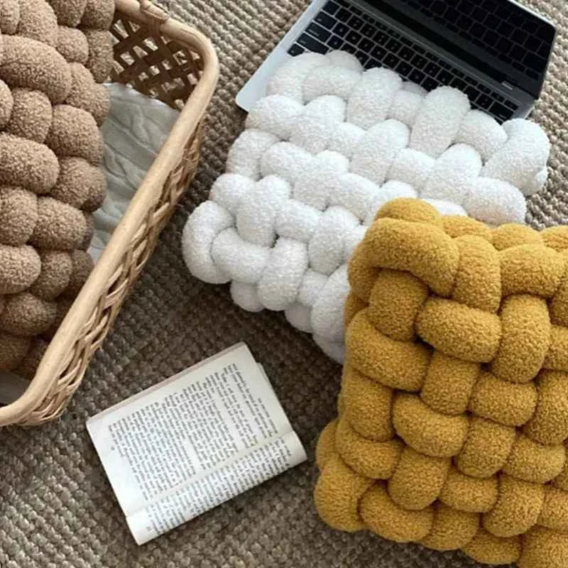 Knotora – Kuscheliges Kissen mit stilvollem Nordischen Knoten aus weichem Plüschstoff