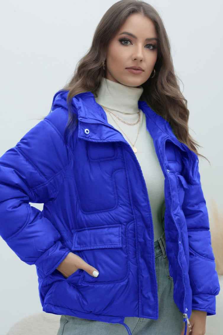 Gestepfte Jacke mit hohem Kragen in lebendigen Farben für einen trendigen Look