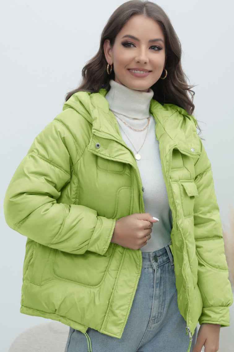 Gestepfte Jacke mit hohem Kragen in lebendigen Farben für einen trendigen Look