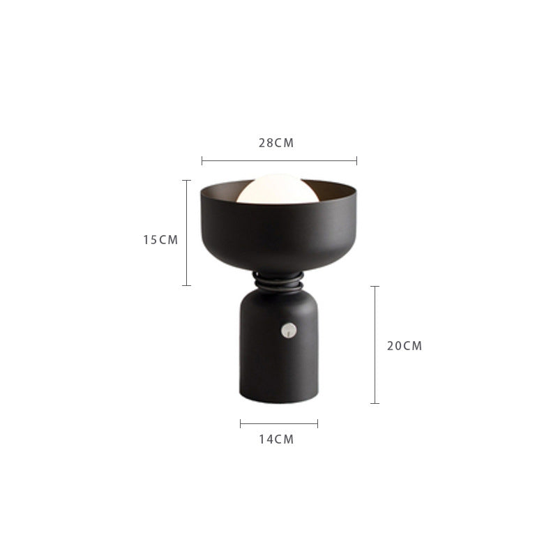 LED-Tischlampe im eleganten nordischen Design mit mattiertem Finish für warmes Licht
