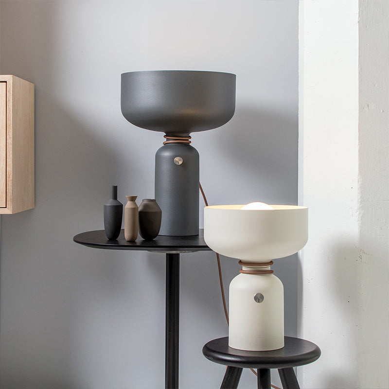 LED-Tischlampe im eleganten nordischen Design mit mattiertem Finish für warmes Licht