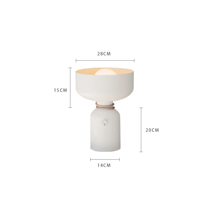 LED-Tischlampe im eleganten nordischen Design mit mattiertem Finish für warmes Licht