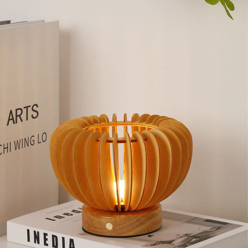 Warme Beleuchtung mit GourdLume – Tischlampe aus Holz in Kürbisform für eine gemütliche Dekoration