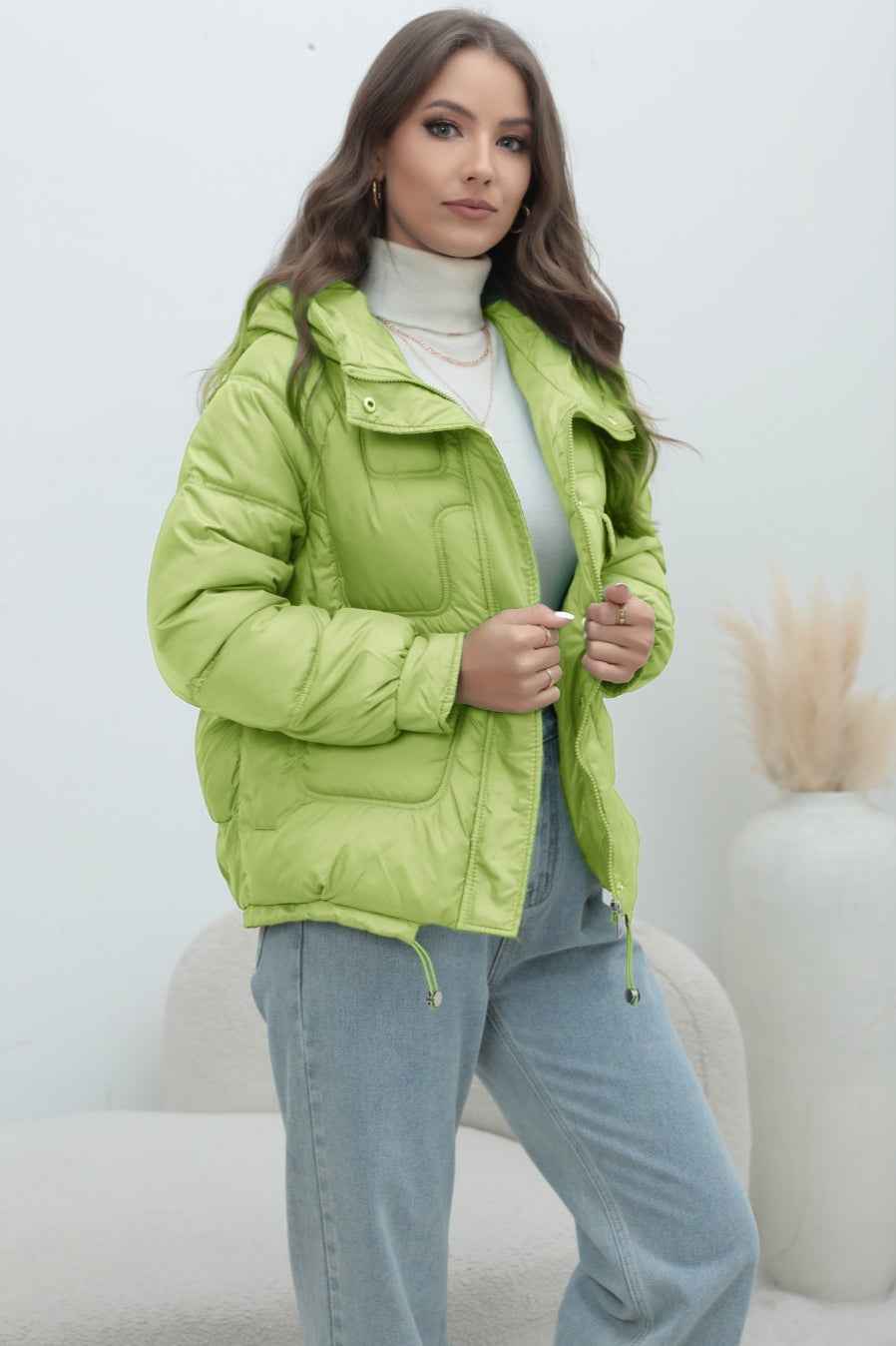 Gestepfte Jacke mit hohem Kragen in lebendigen Farben für einen trendigen Look