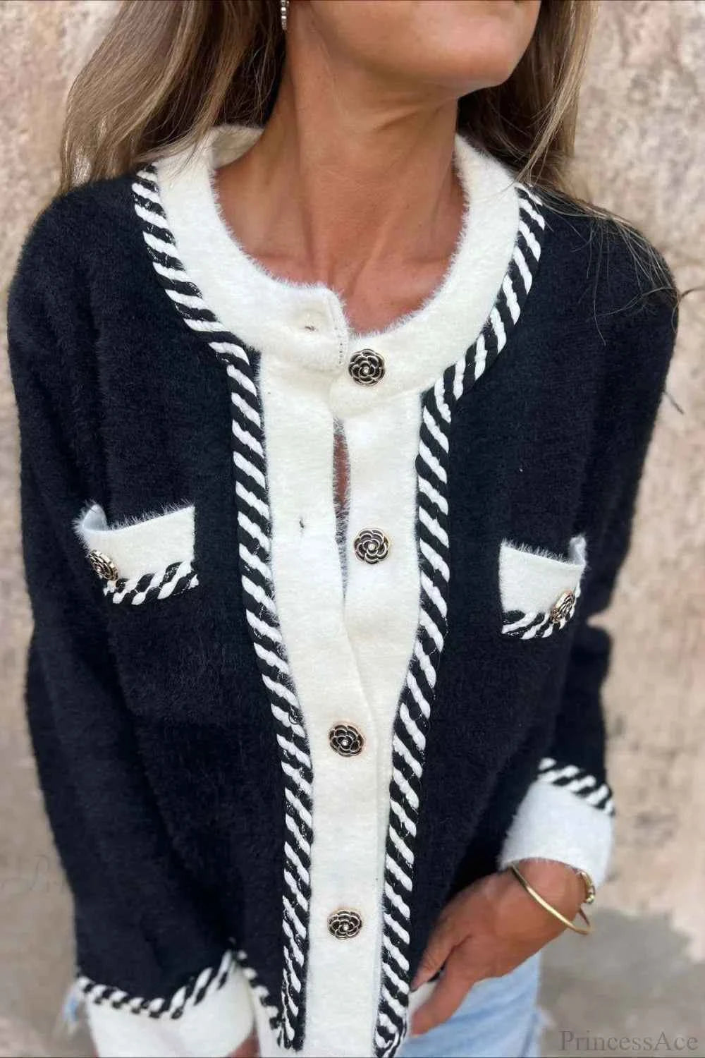 Eleganter Wollmantel mit Farbkontrast, Knöpfen und eleganter Tasche