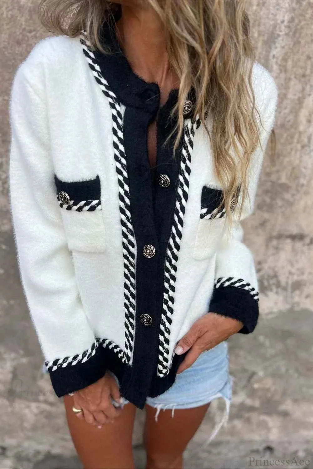 Eleganter Wollmantel mit Farbkontrast, Knöpfen und eleganter Tasche