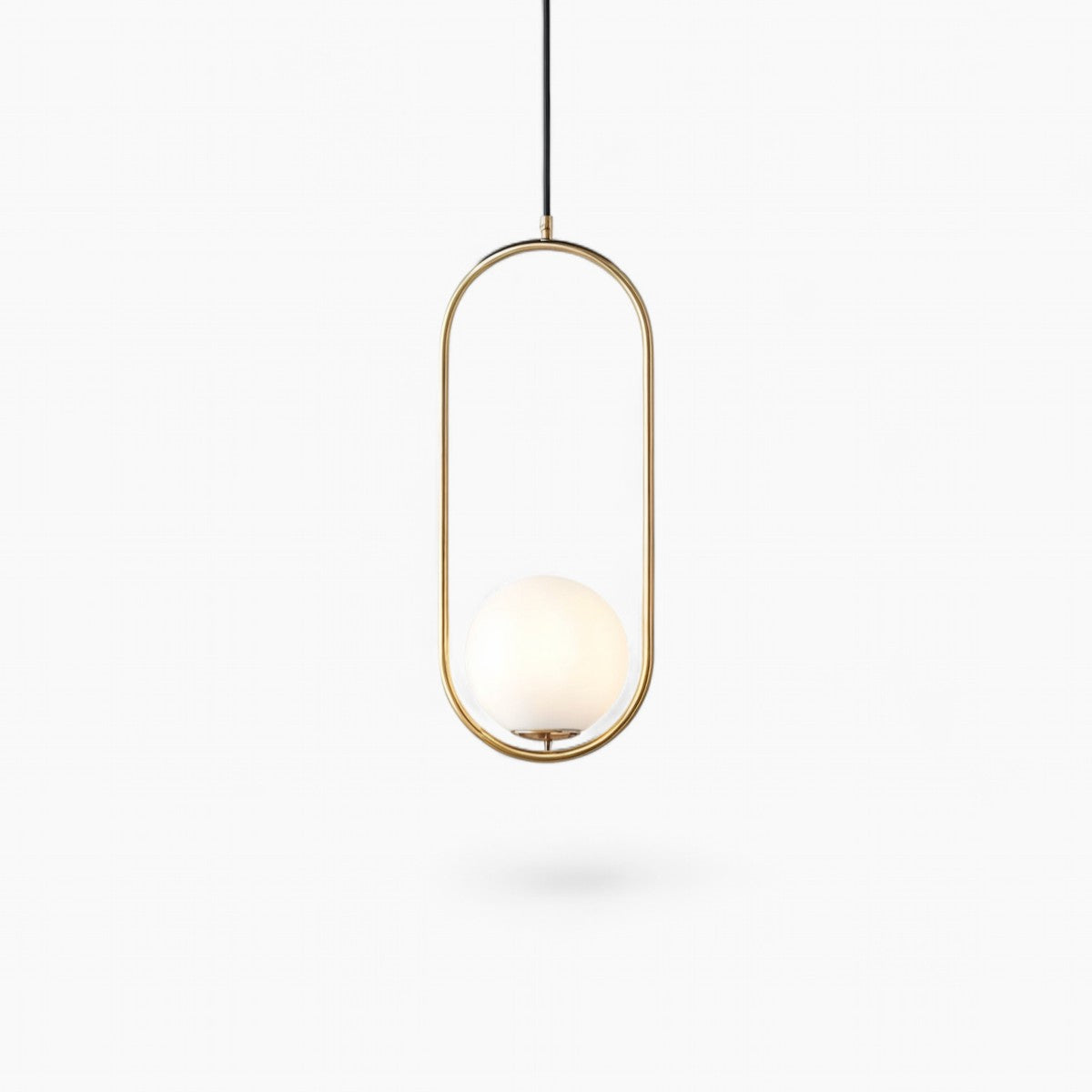 Elegante nordische Pendellampe mit goldenem Körper und Glas-Schirm, höhenverstellbar für eine edle Atmosphäre