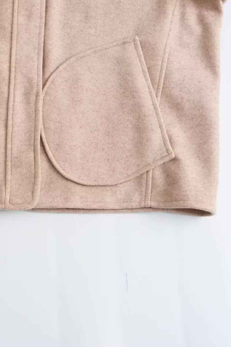 Kurzer Wollmantel mit elegantem Rollkragen