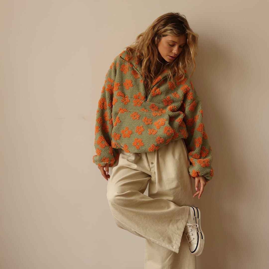 Masie Bloom Fleece mit zarten floralen Details