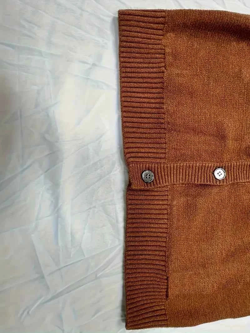 Schicker brauner Kabelstrick-Cardigan mit dekorativen Knöpfen