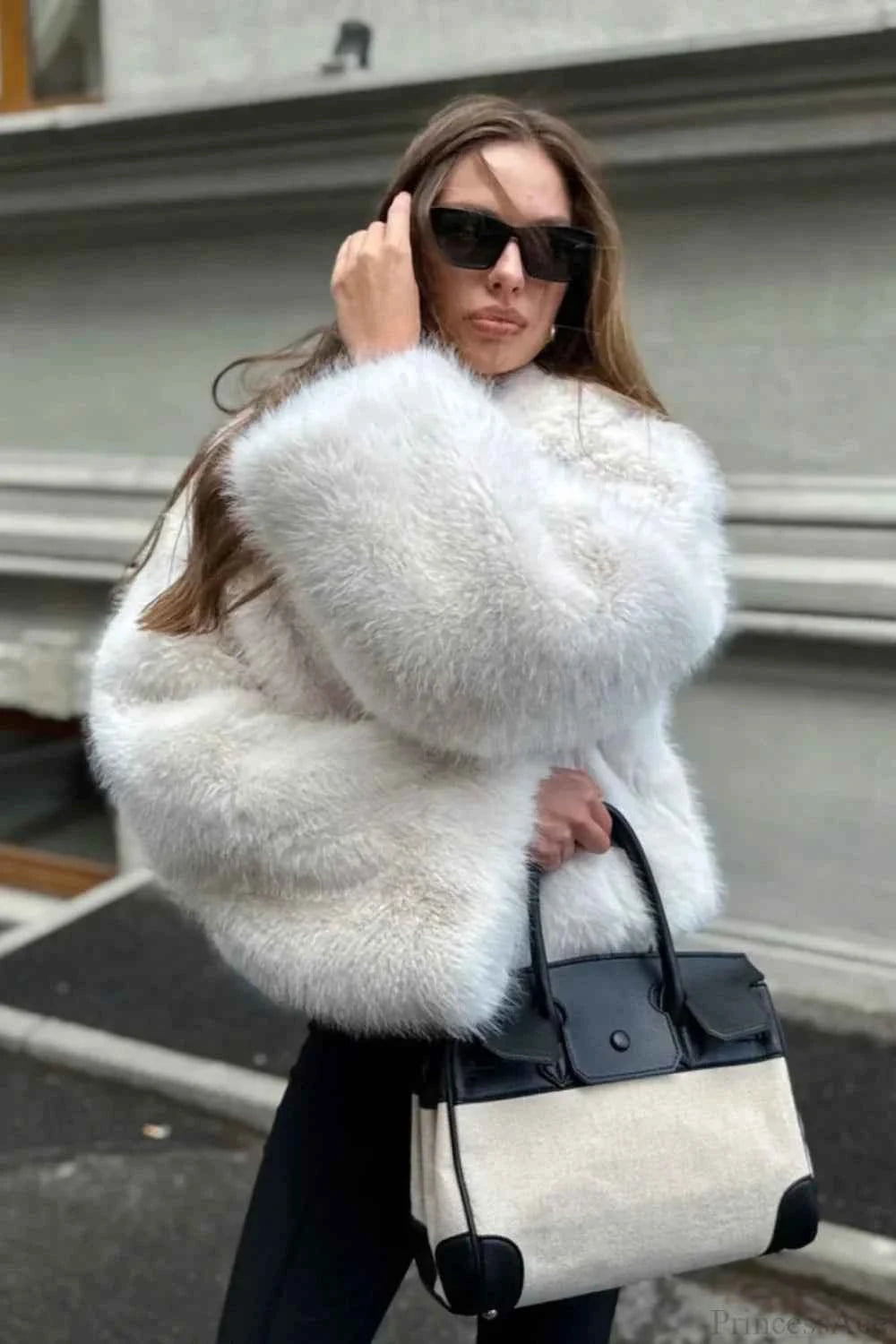 Bleibe kuschelig mit unserem langen Mantel aus Synthetischer Pelzinnenfutter und Pelzkragen