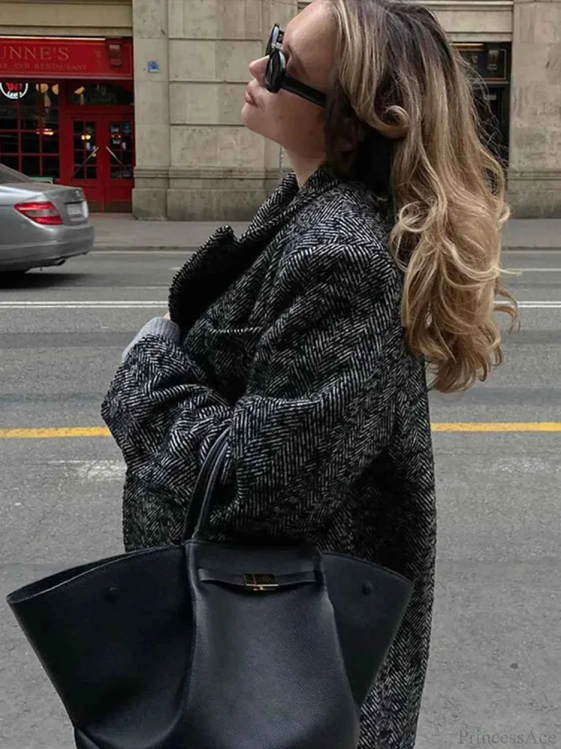 Eleganter Fake-Fur-Mantel mit Schnürung und Patchwork