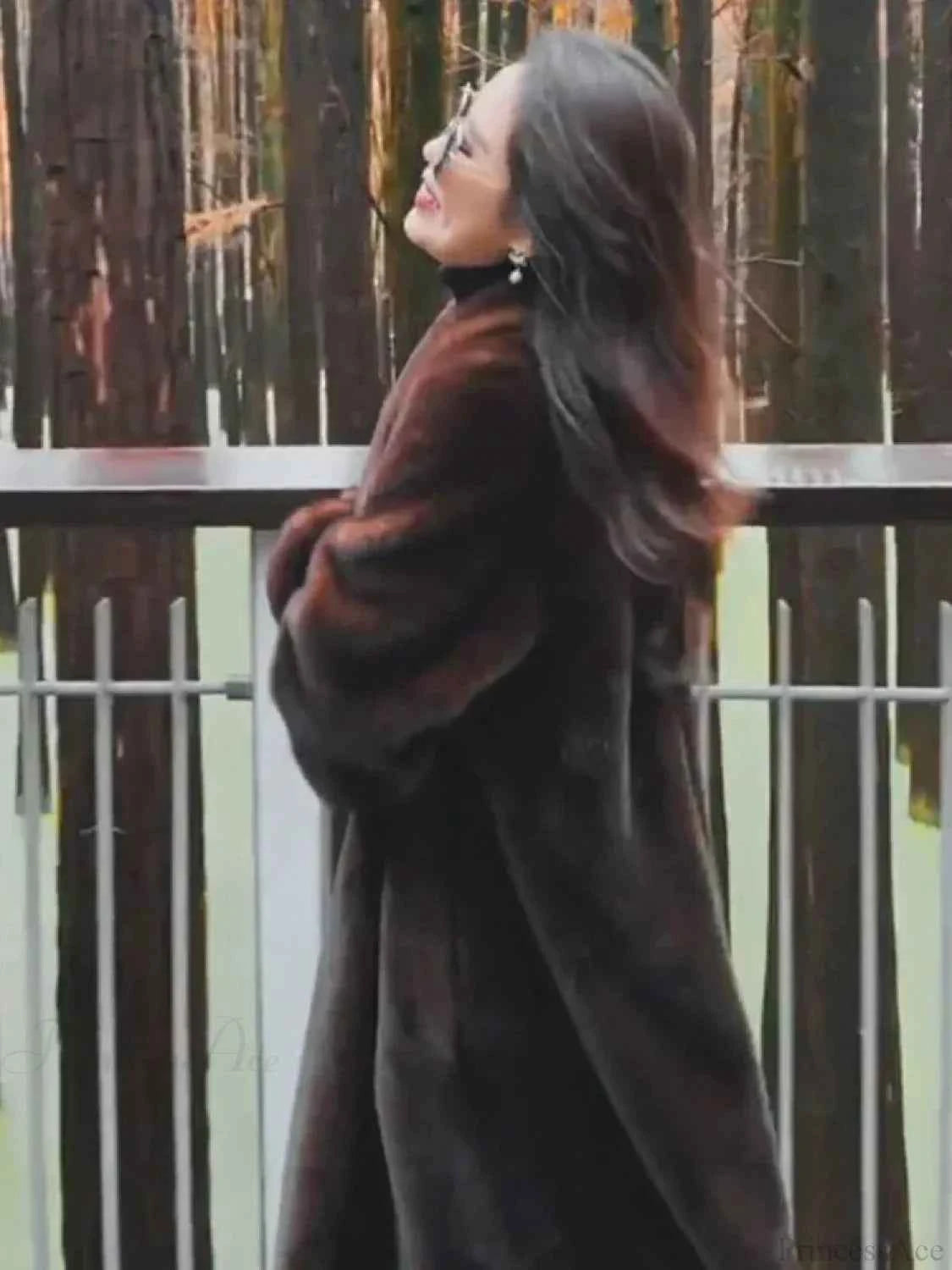 Ausgezeichnete Faux-Fell-Jacke mit Wendekragen aus luxuriösem Synthetik-Mink