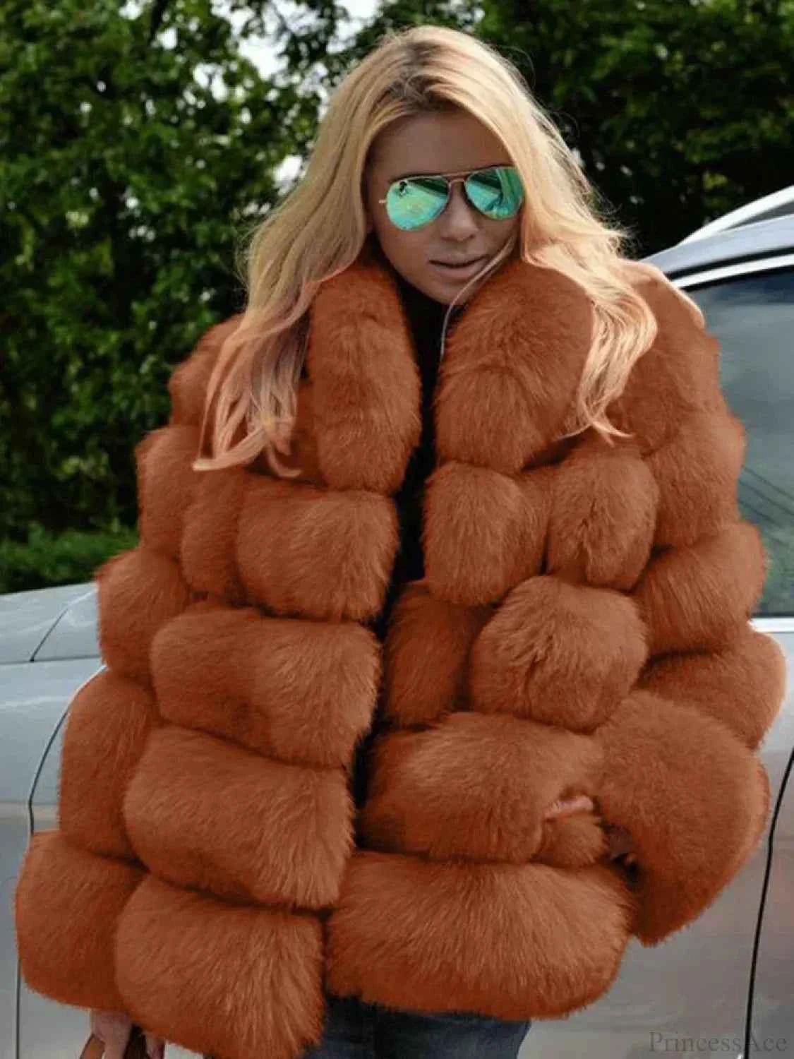 Übergrößiger Kaninchen-Einspitzmantel mit Kristallsteinbesatz aus Kunstleder