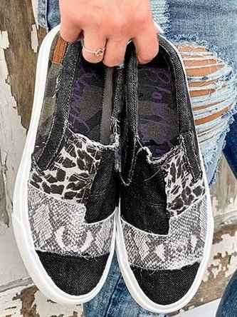 Schicke schmerzlindernde Slip-Ons für ganztägigen Tragekomfort