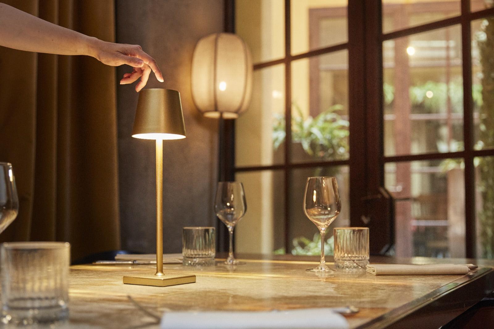 ModerneLED-Tischlampe mit Touchsteuerung und dimmbarem Licht