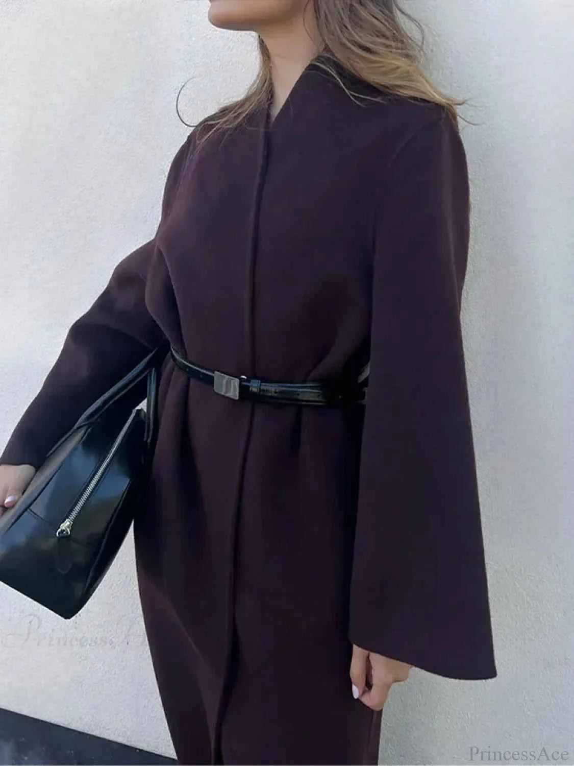 Eleganter grauer Wollmantel mit umgeschlagenem Kragen für einen klassischen Look