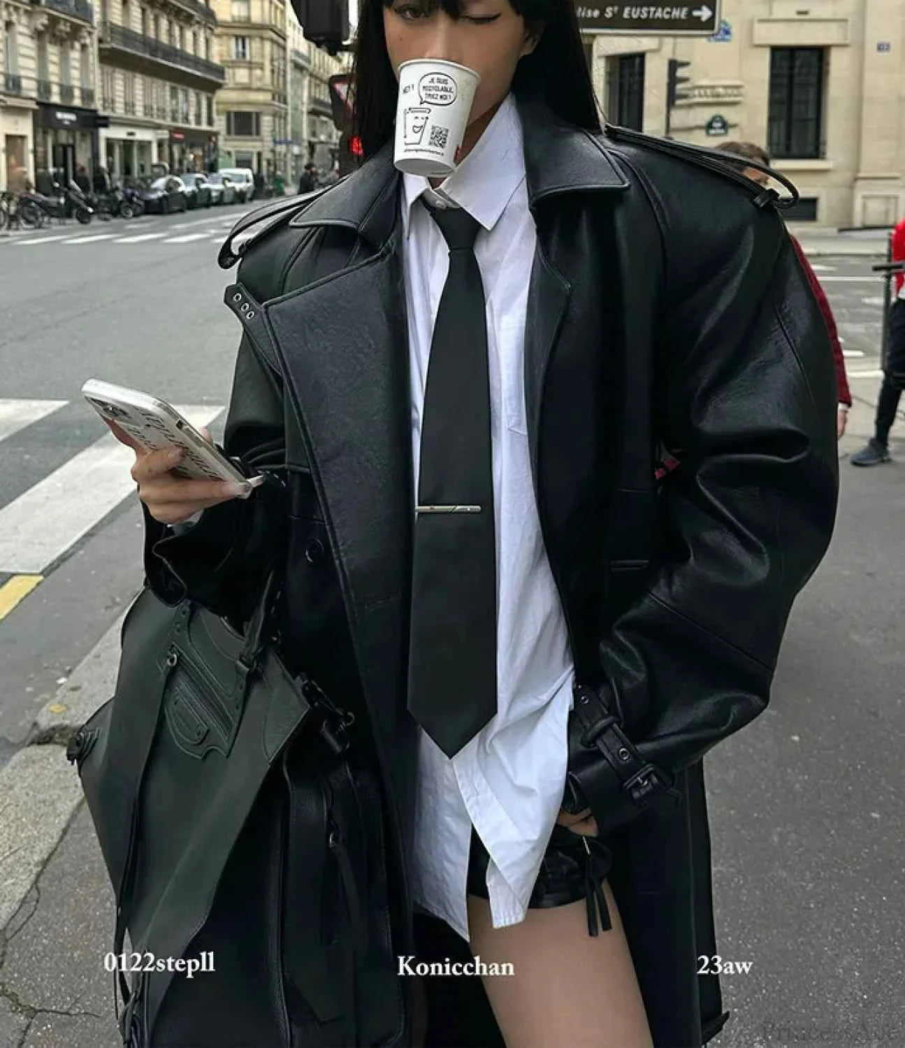 Eleganter schwarzer PU-Lederübermantel mit dramatischer hoher Schlitzausschnitt