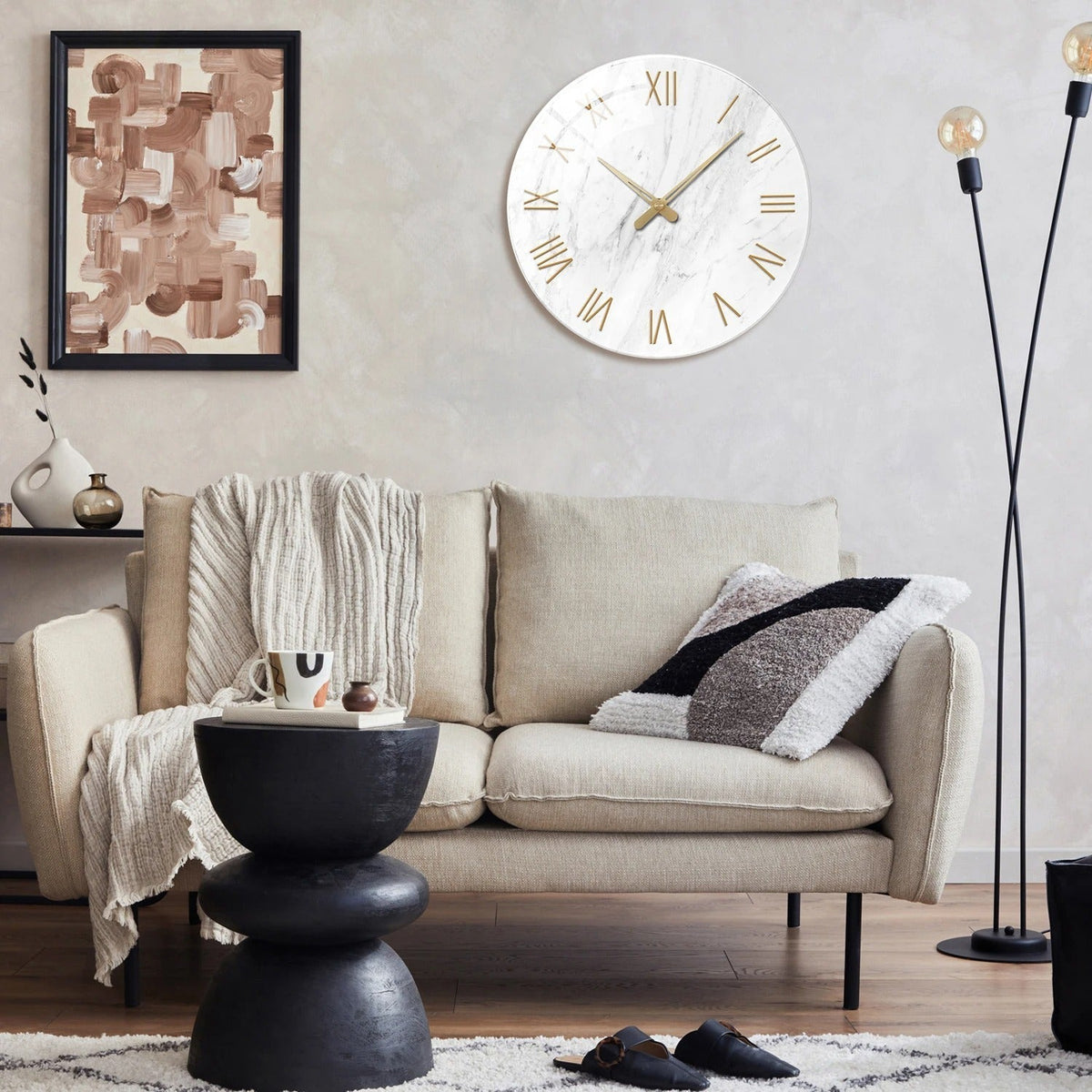 Wanduhr im Marmor-Look – Goldene Römische Ziffern und Klassische Eleganz