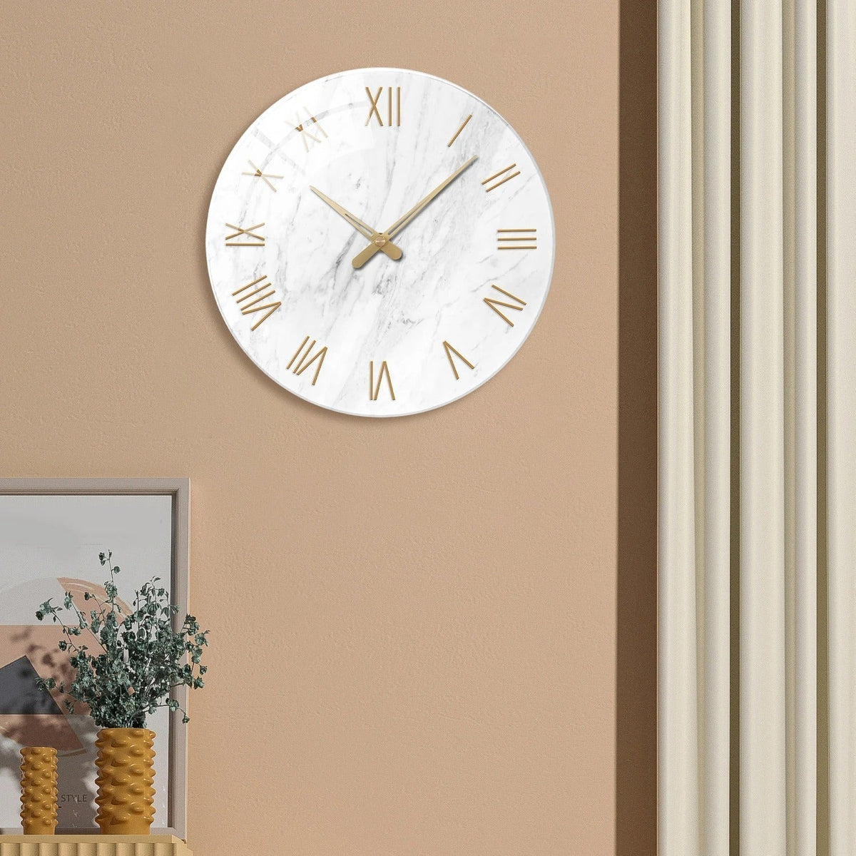 Wanduhr im Marmor-Look – Goldene Römische Ziffern und Klassische Eleganz