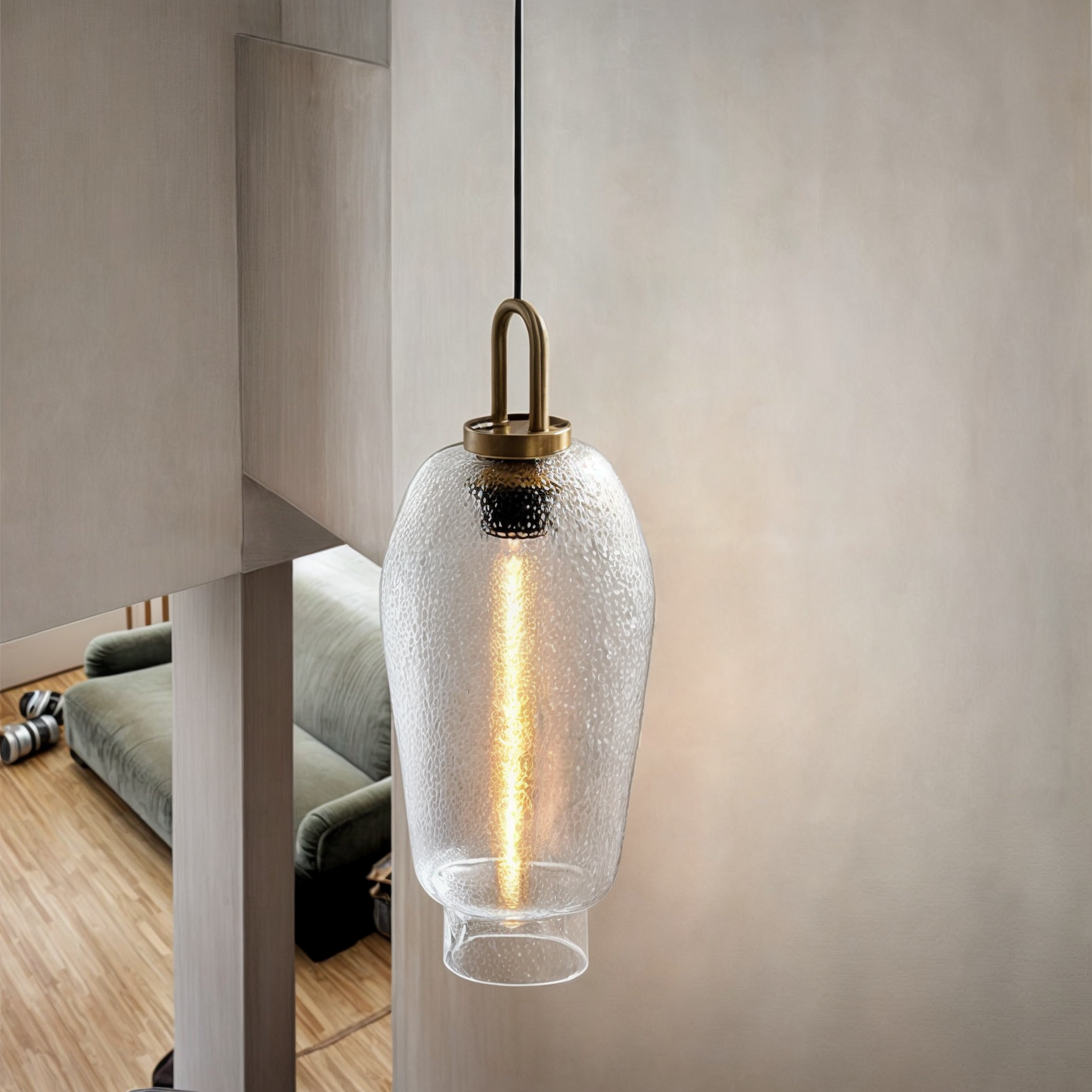 Modierende Glas- und Messingsuspension – Rustikale elegante Beleuchtung für ein stilvolles Interieur