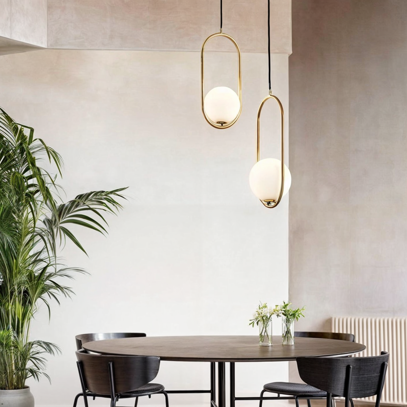 Elegante nordische Pendellampe mit goldenem Körper und Glas-Schirm, höhenverstellbar für eine edle Atmosphäre