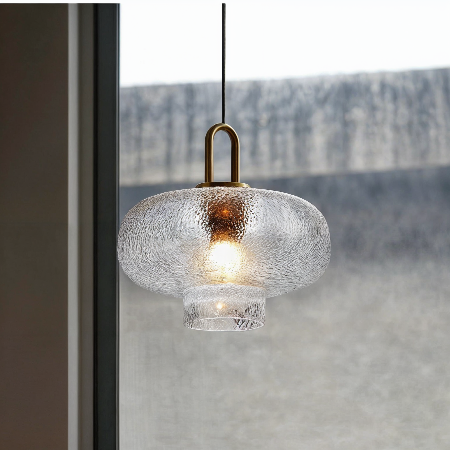 Modierende Glas- und Messingsuspension – Rustikale elegante Beleuchtung für ein stilvolles Interieur