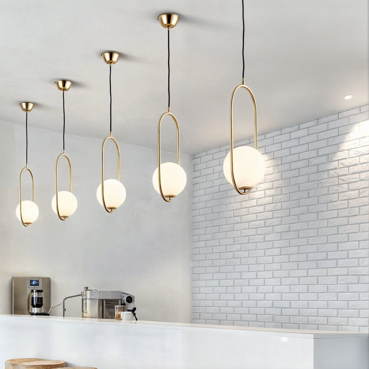 Elegante nordische Pendellampe mit goldenem Körper und Glas-Schirm, höhenverstellbar für eine edle Atmosphäre