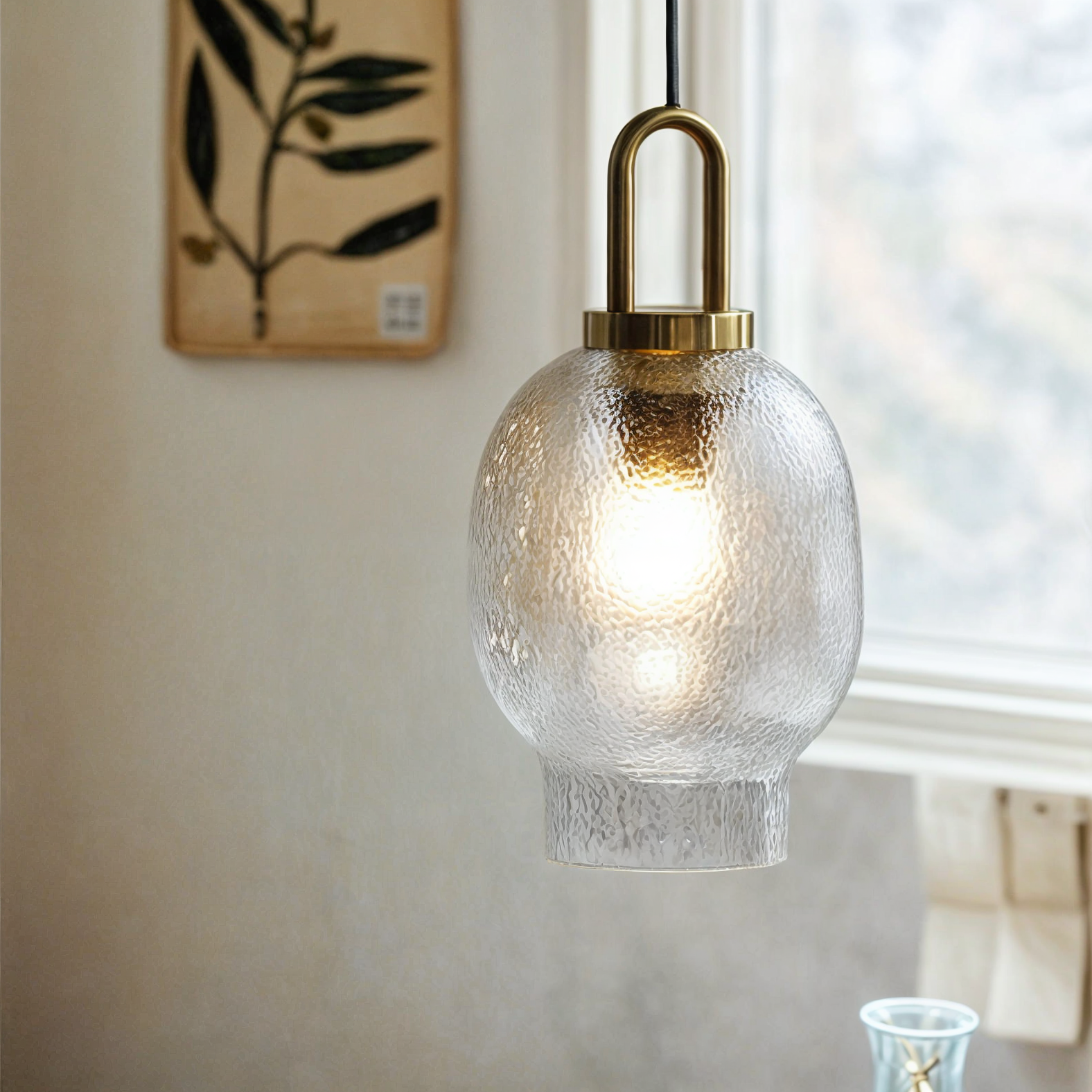 Modierende Glas- und Messingsuspension – Rustikale elegante Beleuchtung für ein stilvolles Interieur