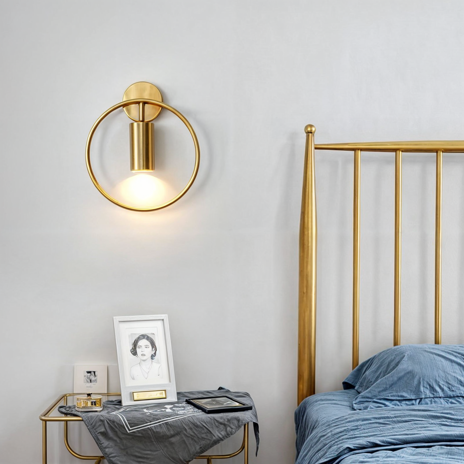 Elegante Wandlampe aus Stahl und Glas mit LED-Beleuchtung, schwarz/or Lackierung für eine moderne und anspruchsvolle Dekoration