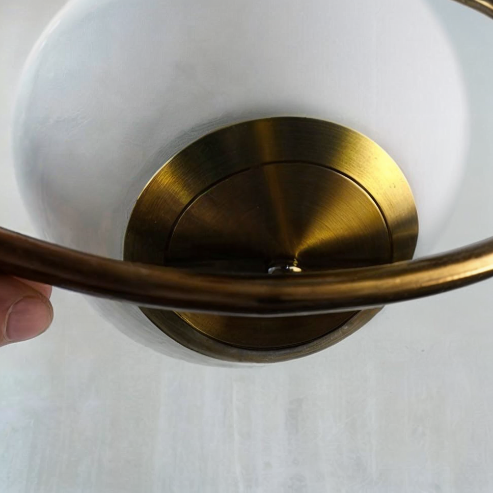 Elegante nordische Pendellampe mit goldenem Körper und Glas-Schirm, höhenverstellbar für eine edle Atmosphäre
