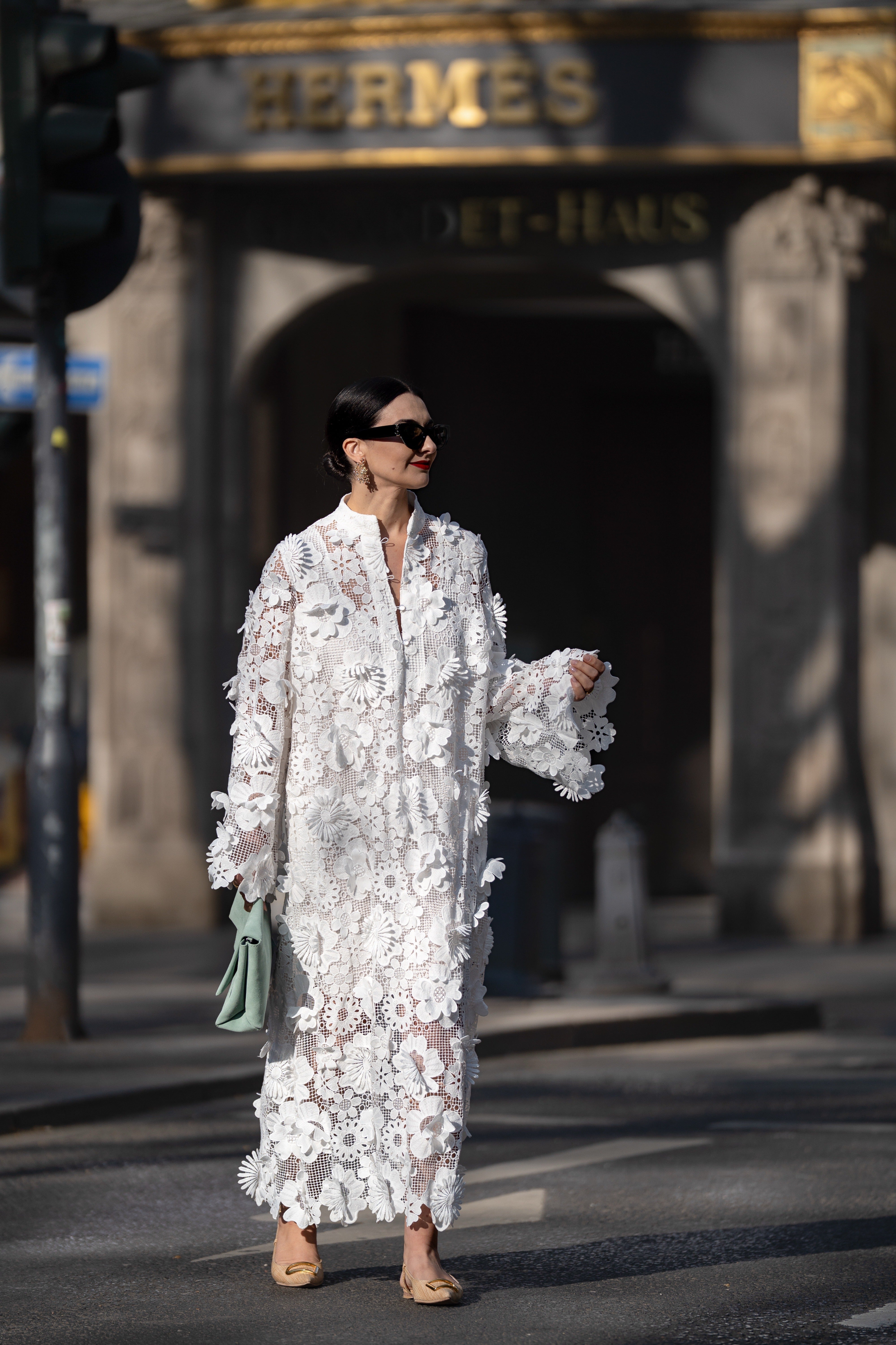 Elegantes weißes Spitzenkleid für einen eleganten Look