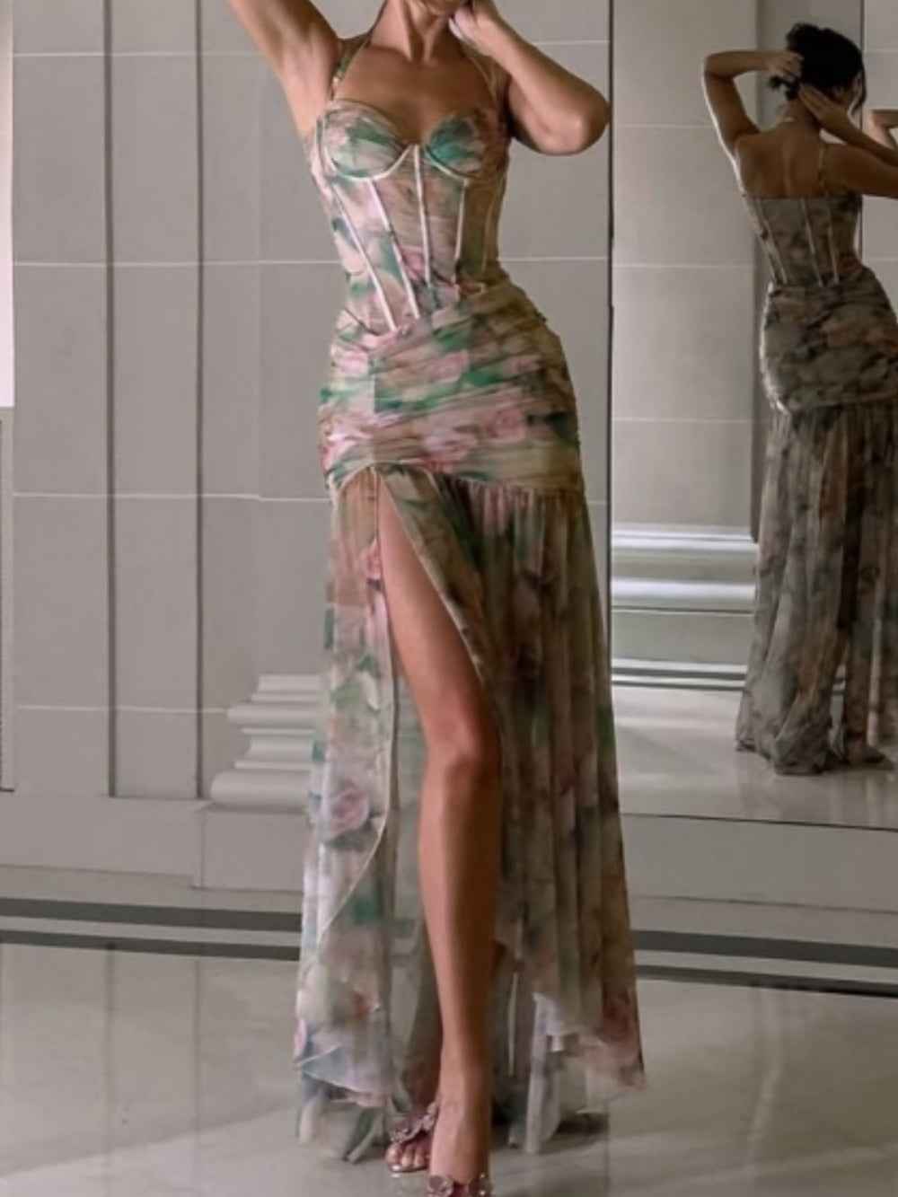 A-Linien Kleid mit grünen Blumen, verzierenden Röllchen und asymmetrischer, eleganter Schnitte