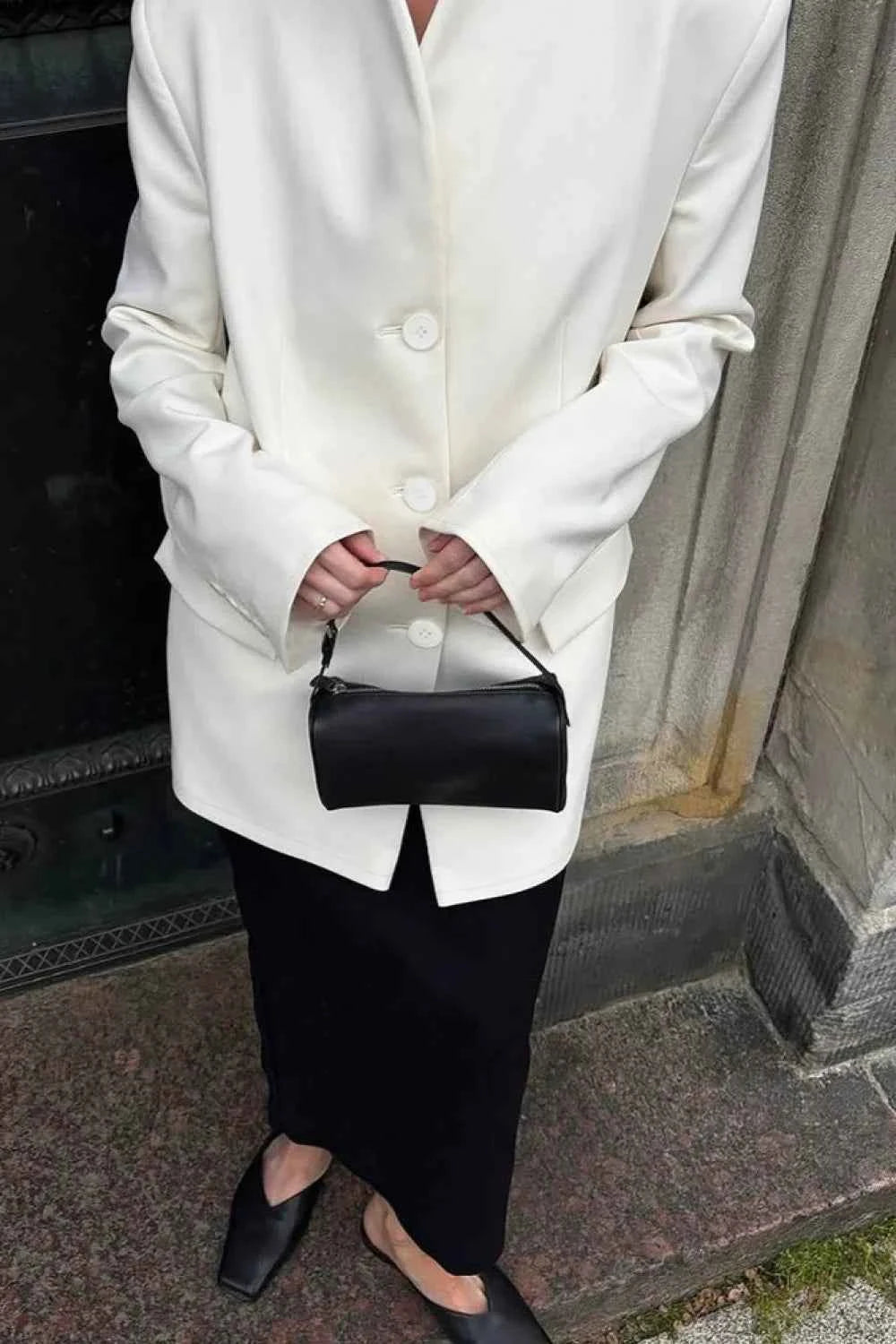 Auffälliger eleganter weißer Mantel mit einfachem Design, V-Ausschnitt für Komfort und luxuriöse Eleganz