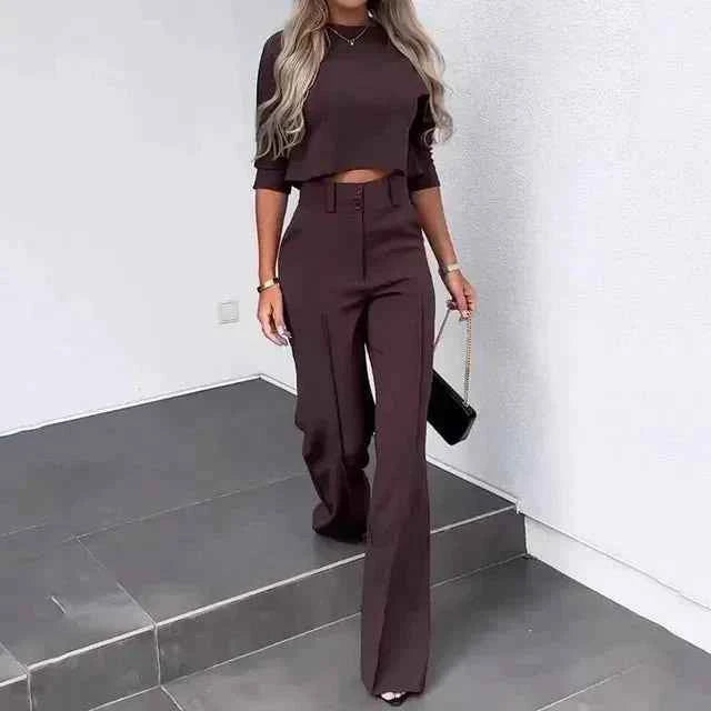 Kayla | Modernes Damen-Outfit mit Oberteil, Accessoires und stilvollen Anzughosen