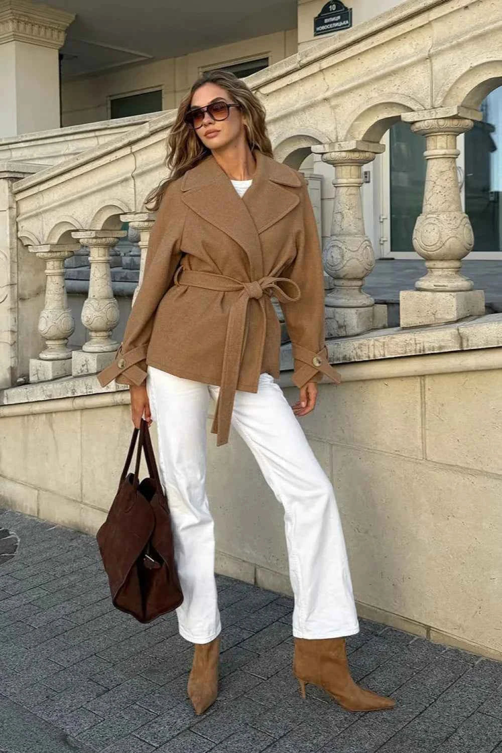 Wollmantel mit formgebendem Kragen, Taillengürtel und Scheunenstil für einen eleganten und lässigen Look