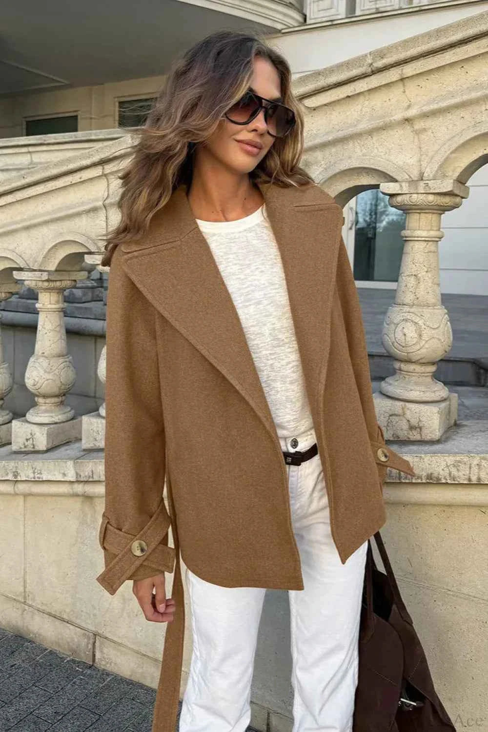 Wollmantel mit formgebendem Kragen, Taillengürtel und Scheunenstil für einen eleganten und lässigen Look