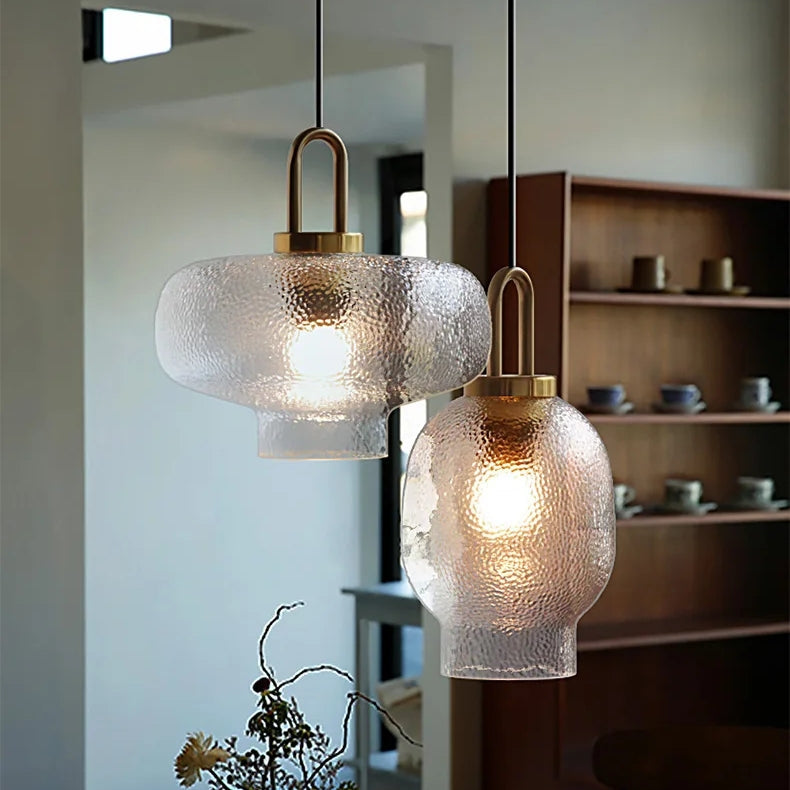 Modierende Glas- und Messingsuspension – Rustikale elegante Beleuchtung für ein stilvolles Interieur