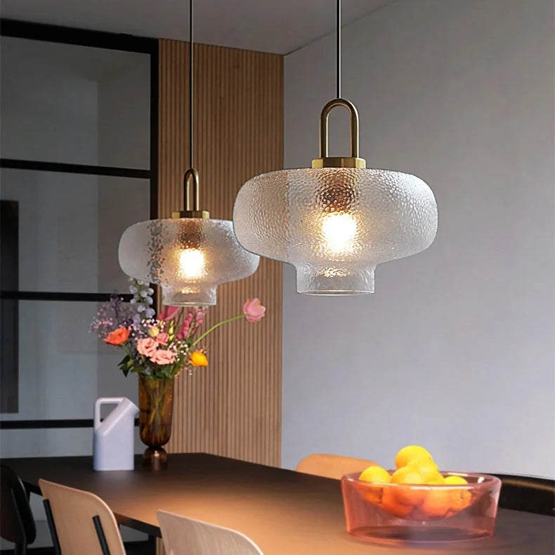 Modierende Glas- und Messingsuspension – Rustikale elegante Beleuchtung für ein stilvolles Interieur