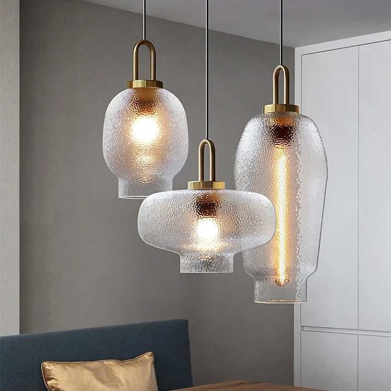 Modierende Glas- und Messingsuspension – Rustikale elegante Beleuchtung für ein stilvolles Interieur