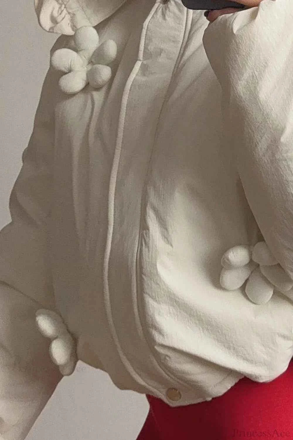 Lässiger Steppmantel mit Kapuze, Blumenbesatz für einen stilvollen und gemütlichen Look