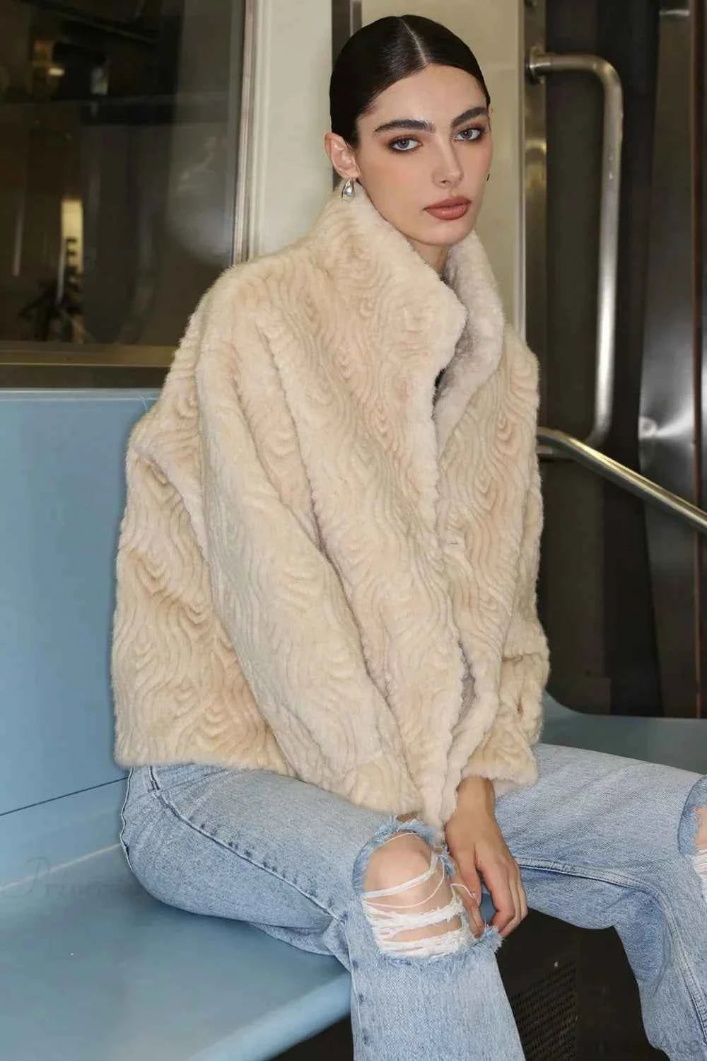 Gerippter Rollkragenpullover Kuscheliger Faux-Fell-Mantel für Wärme und Stil