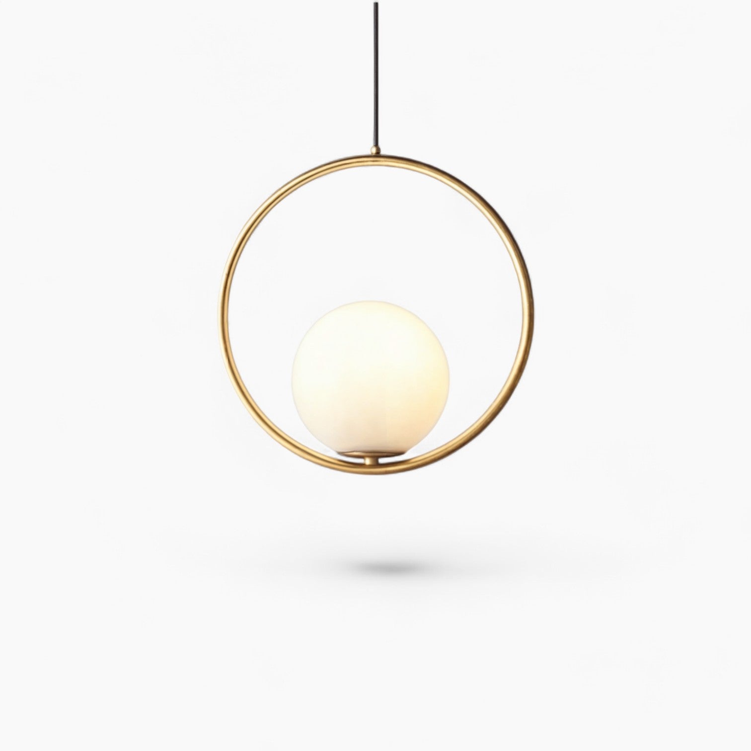 Elegante nordische Pendellampe mit goldenem Körper und Glas-Schirm, höhenverstellbar für eine edle Atmosphäre