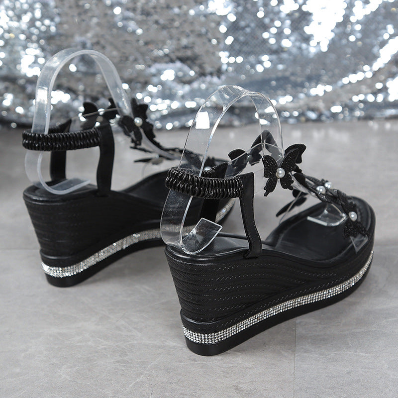 Elegante Frühling-Sandalen mit offenen Zehen und funkelnden Schmetterlingsdetails für einen blumigen Stil