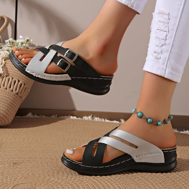Gürtel-Sandalen für Damen mit dicker Sohle – Das aktuelle Modetrend!