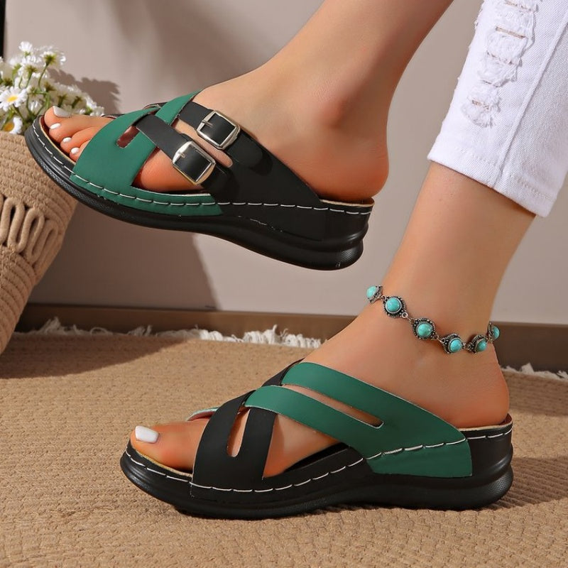 Gürtel-Sandalen für Damen mit dicker Sohle – Das aktuelle Modetrend!