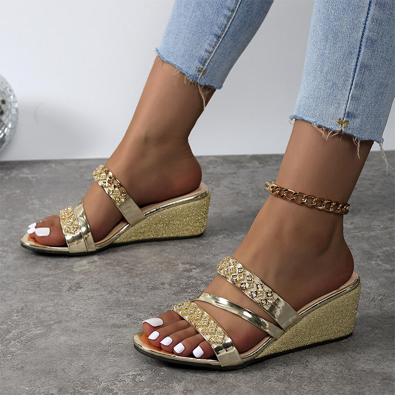 Elegante Sommerschuhe mit Keilabsätzen und zarten Kristallverzierungen